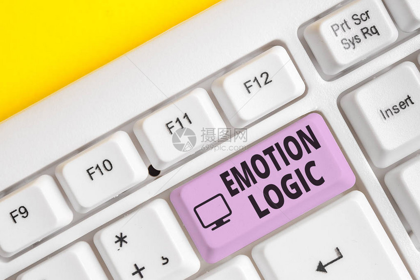 显示情绪逻辑的书写笔记心脏或大脑灵魂或智力混淆等平衡白色pc键盘的商业概念图片