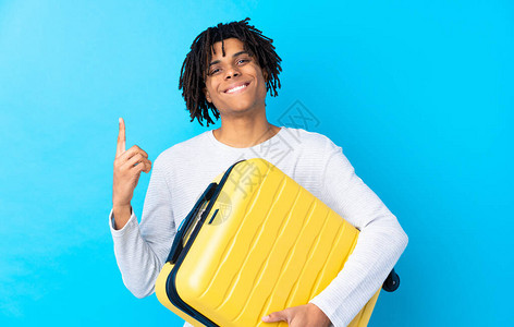 非洲裔美国青年旅行者男子拿着手提箱图片
