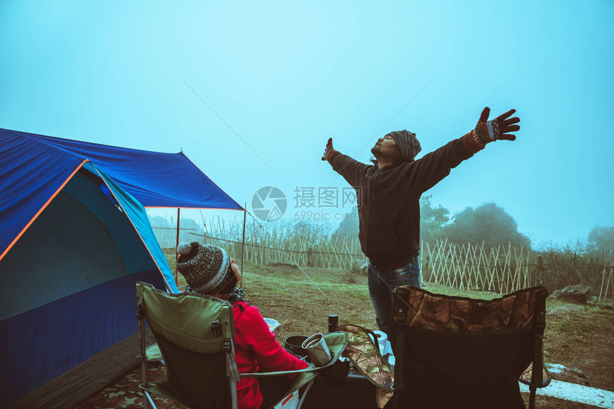 爱人男女亚洲人旅行在假期放松露营在山上露营坐着吃早餐帐篷图片