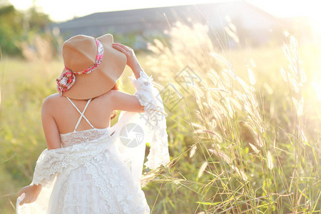 美丽的女人在大自然的草地间享受着快乐时光图片