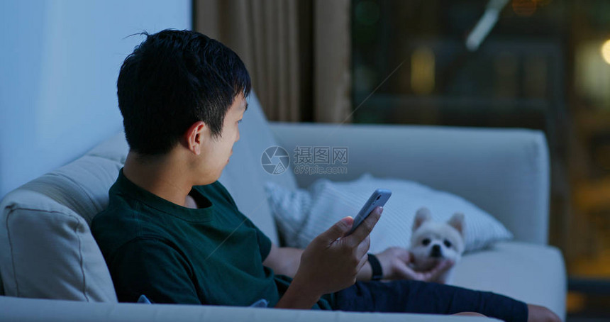 男人用他的波梅拉尼犬图片