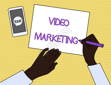 手写文本视频营销概念照片使用文章创建关于特定主题的短视频顶视图人写作空白纸笔铅标记智能背景图片