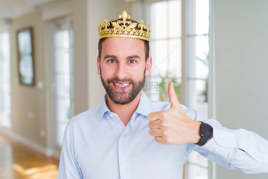 英俊的商人戴着金冠作为国王或子图片