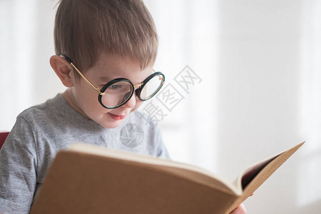 可爱的小孩在看眼镜书聪明的学龄前儿童图片
