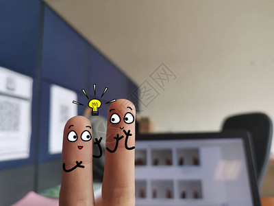 两根手指被装饰成两个人他们对自己的工图片