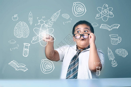 儿童在与男孩一起接受科学教育方面学习灵感的世界中学图片