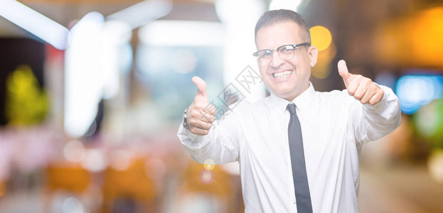 中年商务阿拉伯男子在孤立的背景下戴眼镜图片
