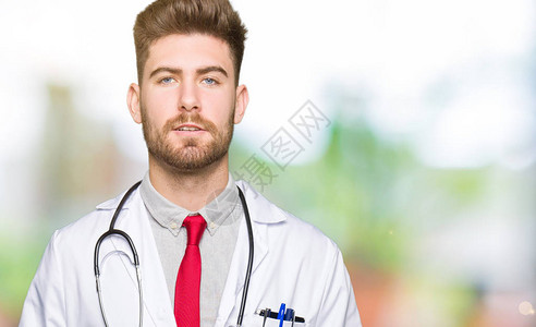 身穿医疗大衣的英俊年轻医生男子将手放在一起图片
