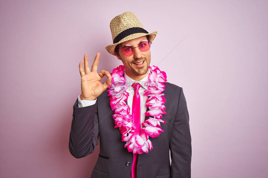 身戴西装帽子的年轻商人眼镜哈瓦伊安列伊在孤立的粉红背景上使用图片