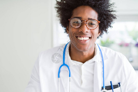 非裔美国人医生在诊所戴眼镜图片