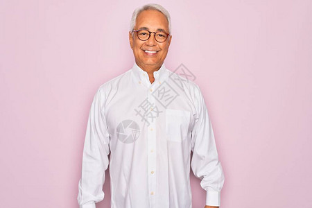 中年高龄的灰发男子戴着眼镜和衬衫图片