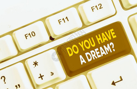 梦想永不止步写笔记显示你有一个梦想问题向某人询问人生目标的商业概念成就白色pc键盘背景