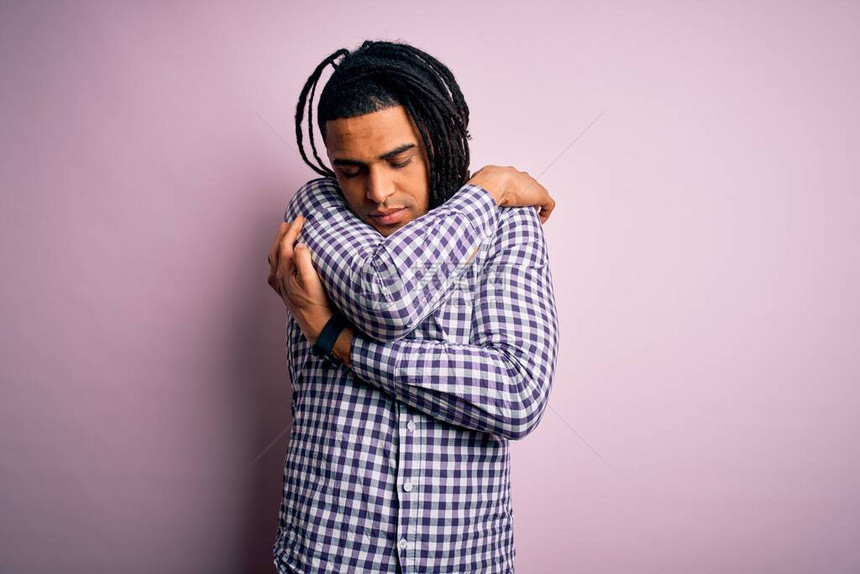 年轻英俊的非裔美国人男子图片