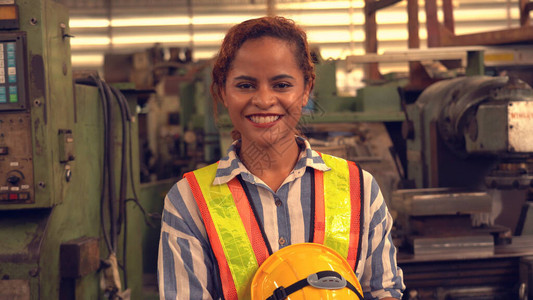 一名工业女工程师在工厂图片