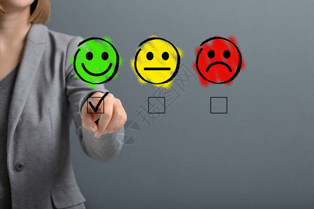 独立审计师为满意度调查灰色背景客户优异评级概念提供快乐的微笑面孔图片
