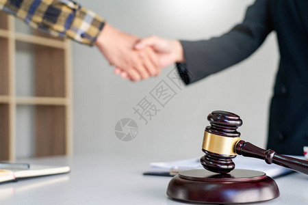 律师或律师在法庭上讨论合同协议客户法官服务理念图片
