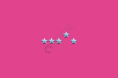 服务评级和服务提供概念与粉红色背景上的星级图片