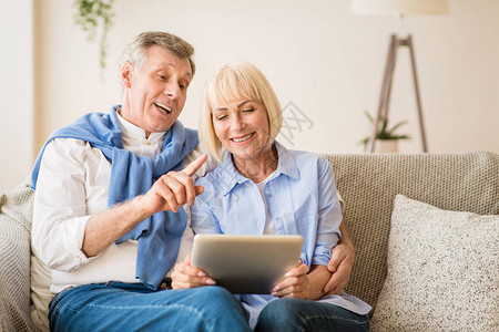 兴奋的老年夫妇在平板电脑上进行视频通话图片