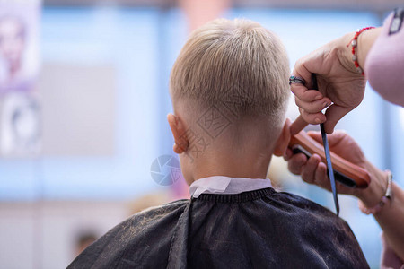 理发师剪头发对男孩头部剪刀图片