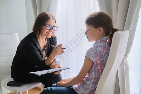 老师教书和跟一个女孩说话图片