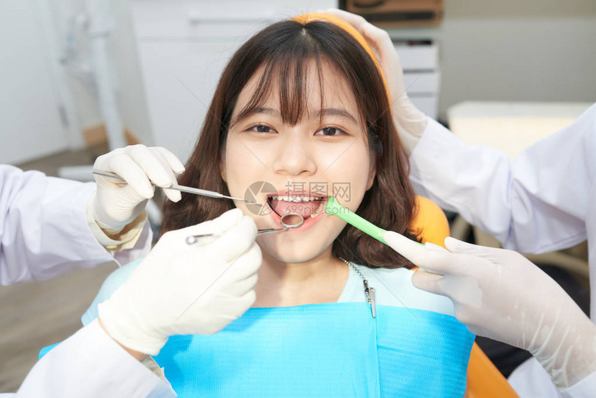 越南少女在牙科诊所接受牙检查的图片
