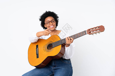 带着吉他与孤立的背景点相隔绝的美国非洲女人用自信的表情图片