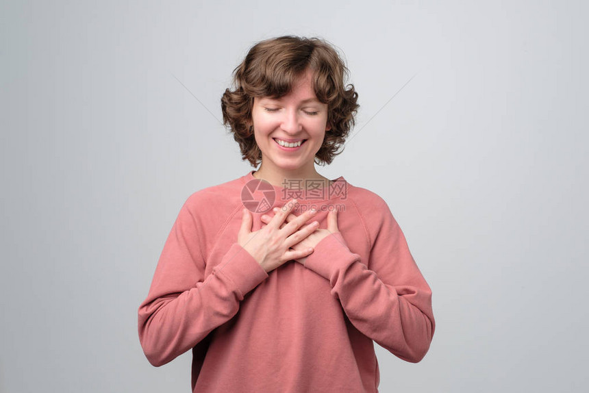 心爱的女人握着手在胸前图片