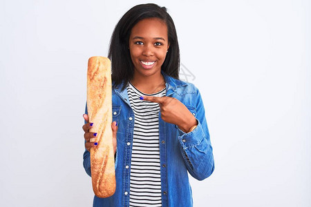 年轻的非洲裔美国妇女在孤立的背景下拿着面包图片