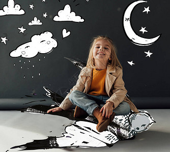 带着双腿坐着的可爱孩子在黑背景的幻想鸟上飞翔还有神奇的月亮星图片