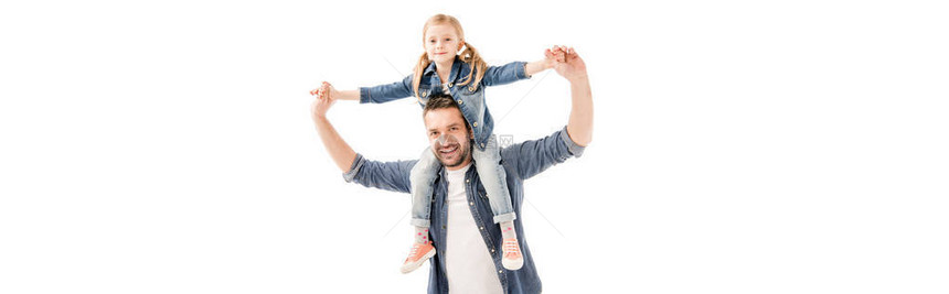 微笑的父亲将女儿抱在肩膀上被孤立图片