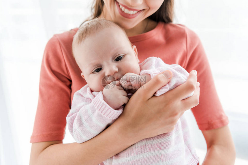 在家里抱着可爱的幼女充满欢乐的图片