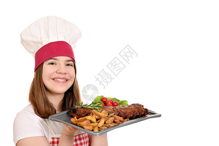 快乐的女童烹饪餐盘上有图片