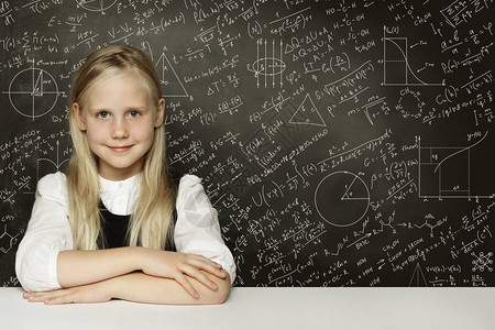 带着科学公式的黑板背景可爱的聪明女学生女孩图片