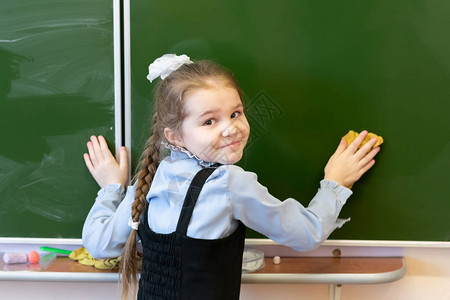 一个小女孩擦黑板转身随便背景图片