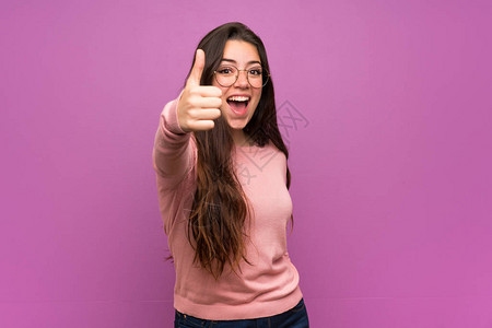 穿紫色墙的少女举起拇指因图片