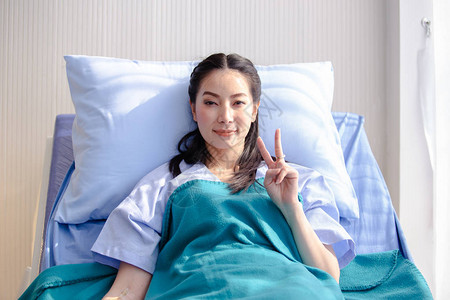 亚裔女患者在医院床上的图片