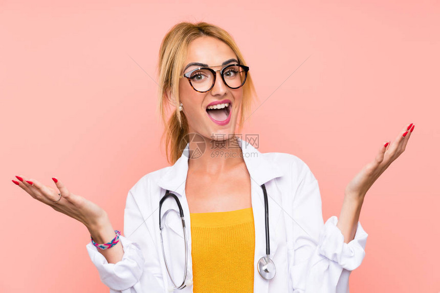 年轻的金发医生女人笑图片