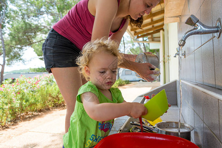 女儿在海营帮妈洗碗学做家务图片