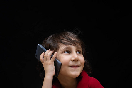 小男孩把智能手机当现代移动通讯工图片