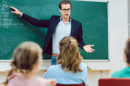 老师站在学校课堂上的学生面前解图片