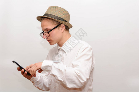 有个戴眼镜戴帽子的年轻人图片