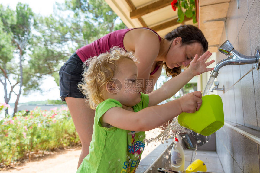 女儿在海营帮妈洗碗学做家务图片