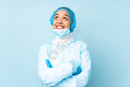 穿蓝制服的年轻外科印度女青年外科医生在微图片