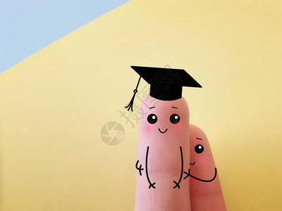 两根手指被装饰成两个人其中一根刚从大学毕业图片