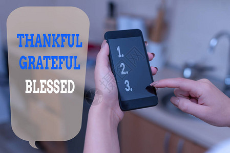 写便条显示感恩祝福在家里使用智能手机和技术设备的感恩好心情女图片