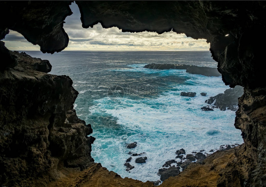 复活节岛熔岩洞穴对图片
