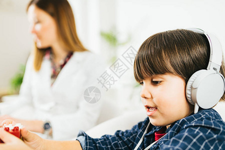 儿童听力测试有听力学家的小男孩图片