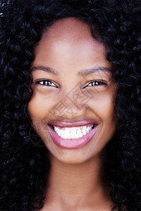 被头发撕成碎片的非洲女脸孔图片