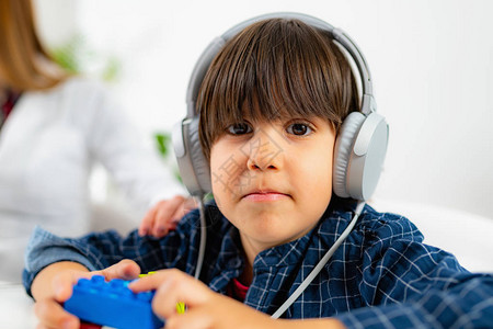 儿童听力测试男孩戴耳机图片