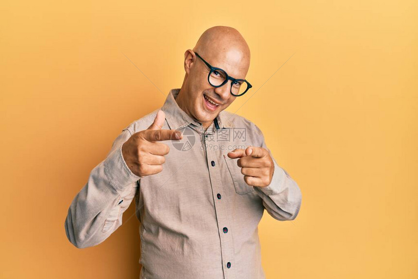 中年的秃顶男子身着散装衣和眼镜图片